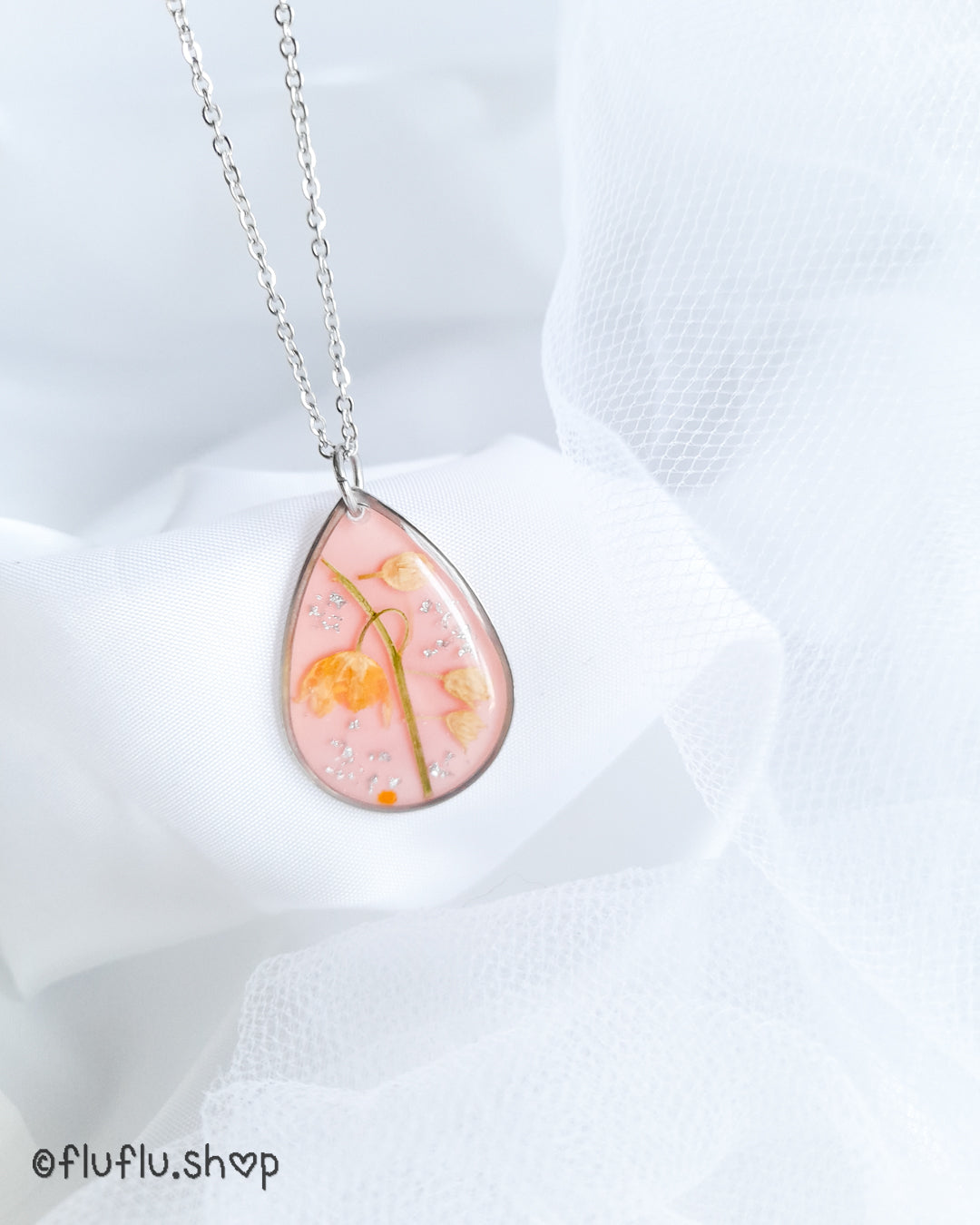 Liljekonvalj på rosa bakgrund, droppe - Fluflu Handgjorda Smycken & Design