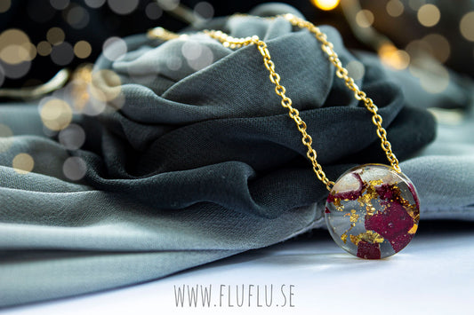 Rosenblad och guldflingor i litet hänge - Fluflu Handgjorda Smycken & Design