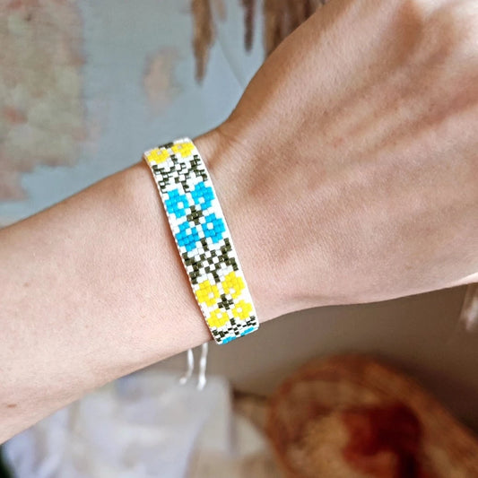 Vävt armband med blommor - Fluflu Handgjorda Smycken & Design