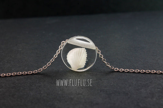 Snäckskal i litet hänge - Fluflu Handgjorda Smycken & Design
