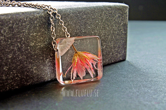 Pelargonblomma i litet hänge - Fluflu Handgjorda Smycken & Design