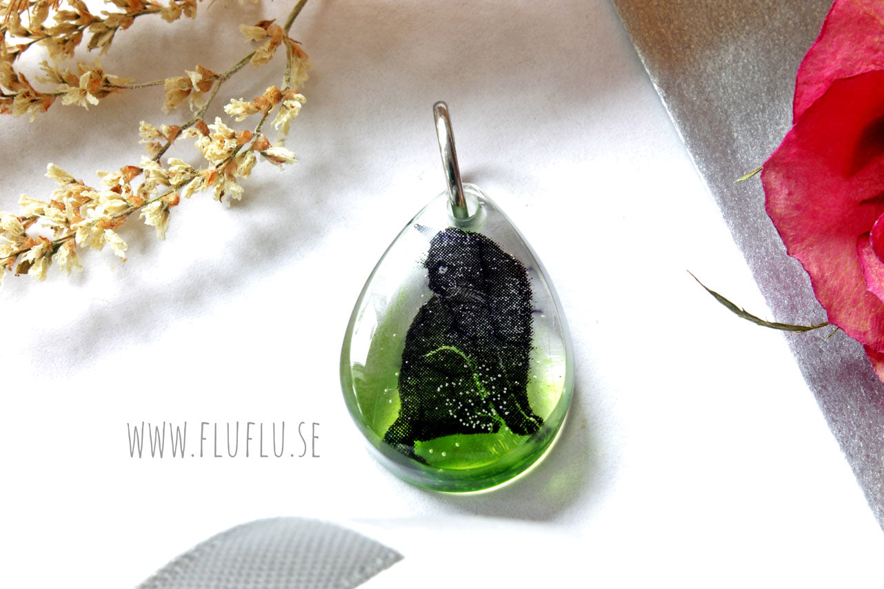 Katt på dimmig bakgrund i hänge - Fluflu Handgjorda Smycken & Design