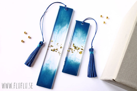 Bokmärke med blått micapulver och guldflingor - Fluflu Handgjorda Smycken & Design