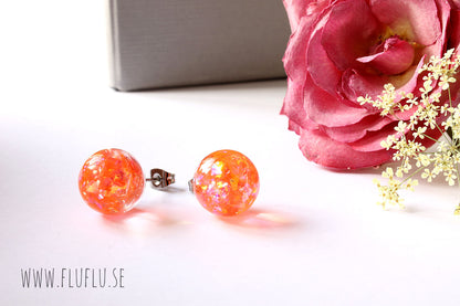 Stiftörhängen pärlor med orange strössel – detaljbild 3