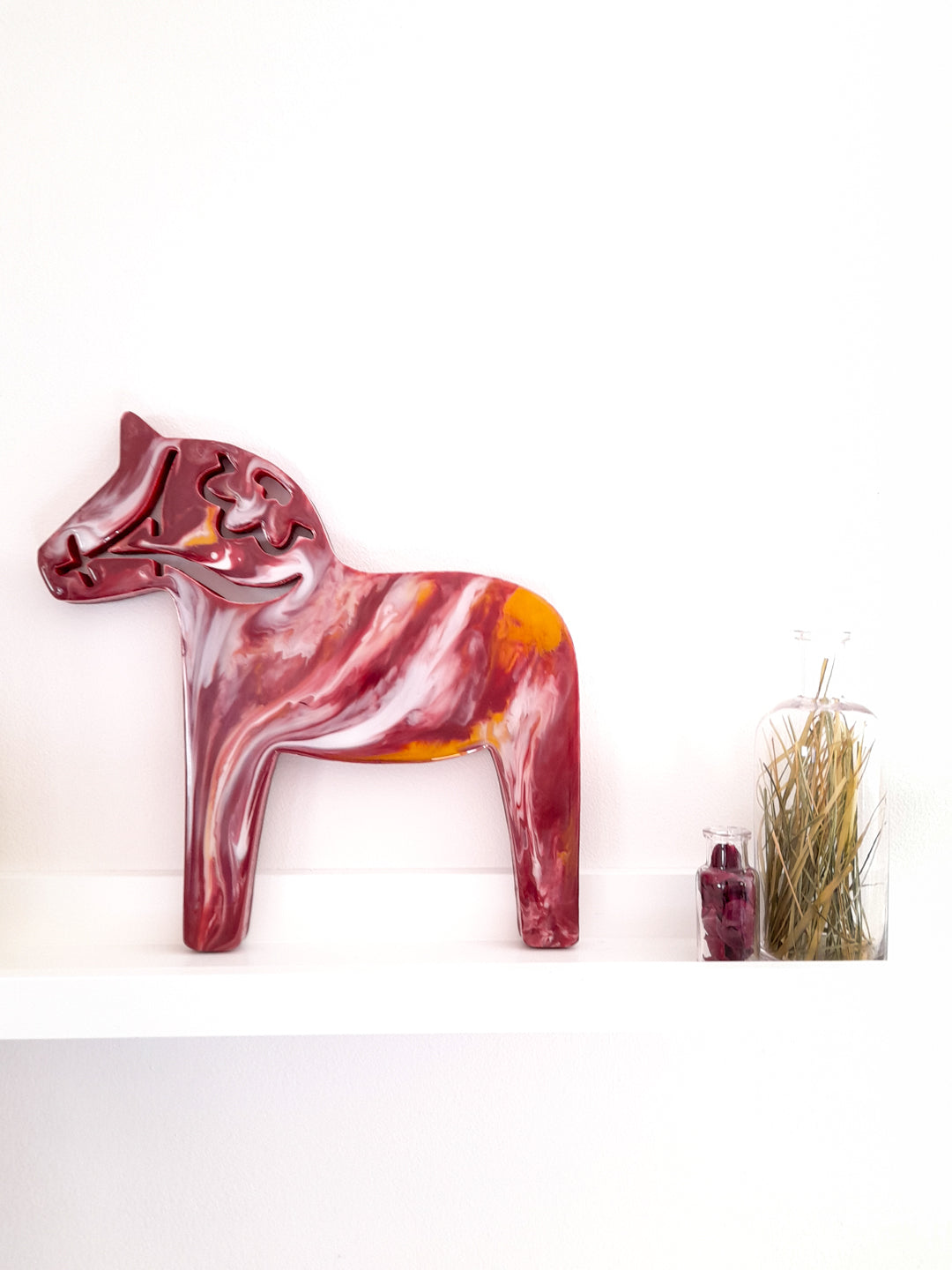 Röd dalahäst, väggdekoration - Fluflu Handgjorda Smycken & Design